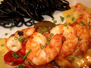 Fricass�e de Gambas, sauce crustac�s et spaghetti � l'encre de Seiche 