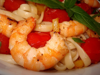 Crevettes roses et Tomates cerises sur lit de Linguine -- 24/09/10